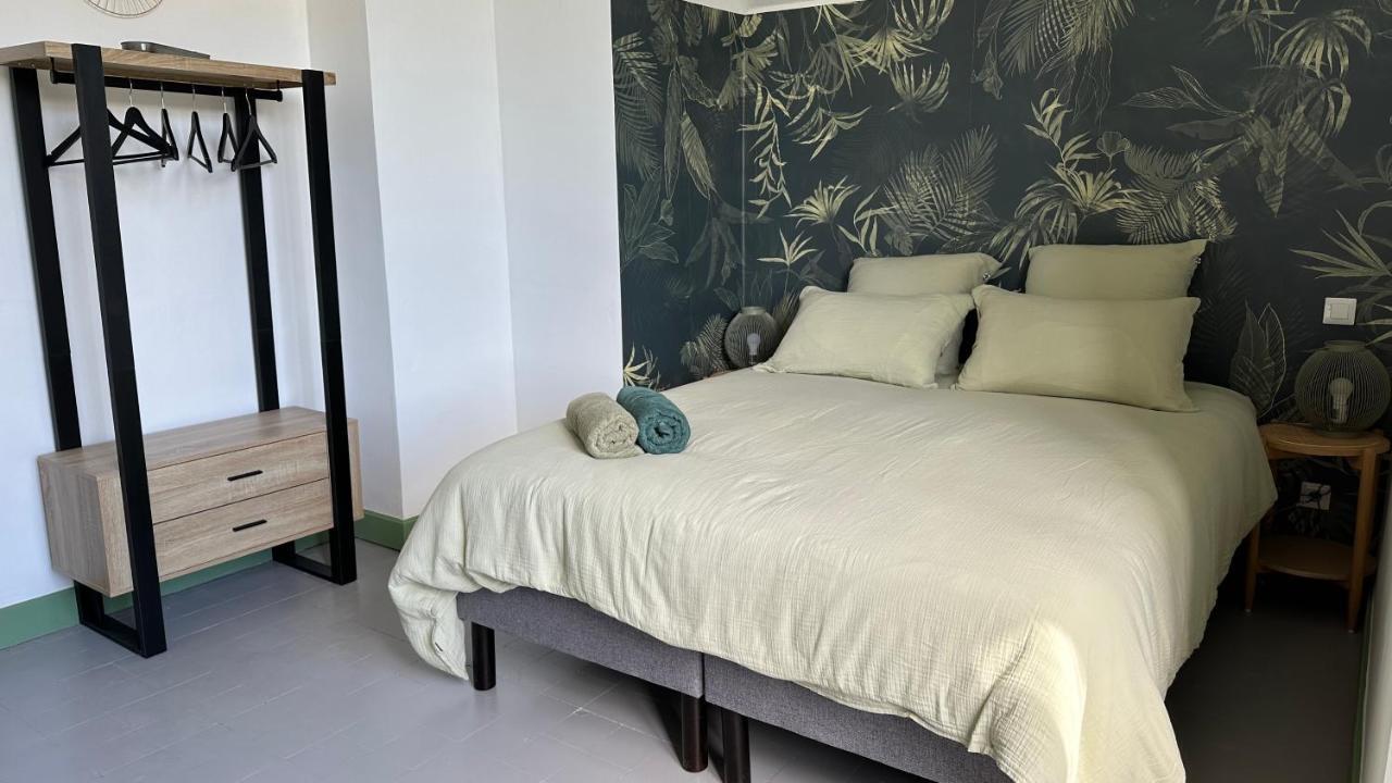 Chambre Tropicale Au Domaine De L'Aven Villeneuve-Minervois Bagian luar foto